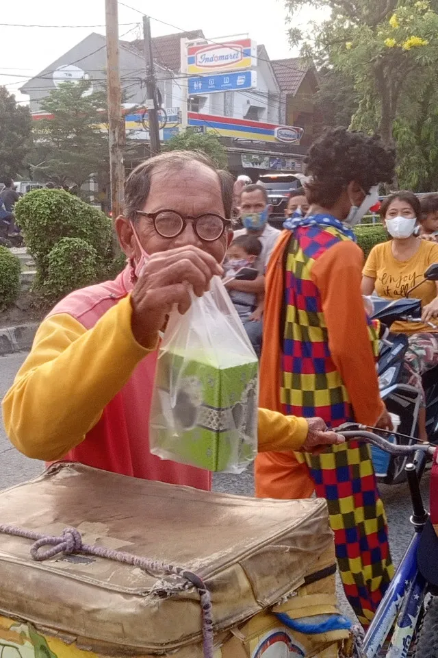 Kebersamaan relawan usai kegiatan penyaluran.