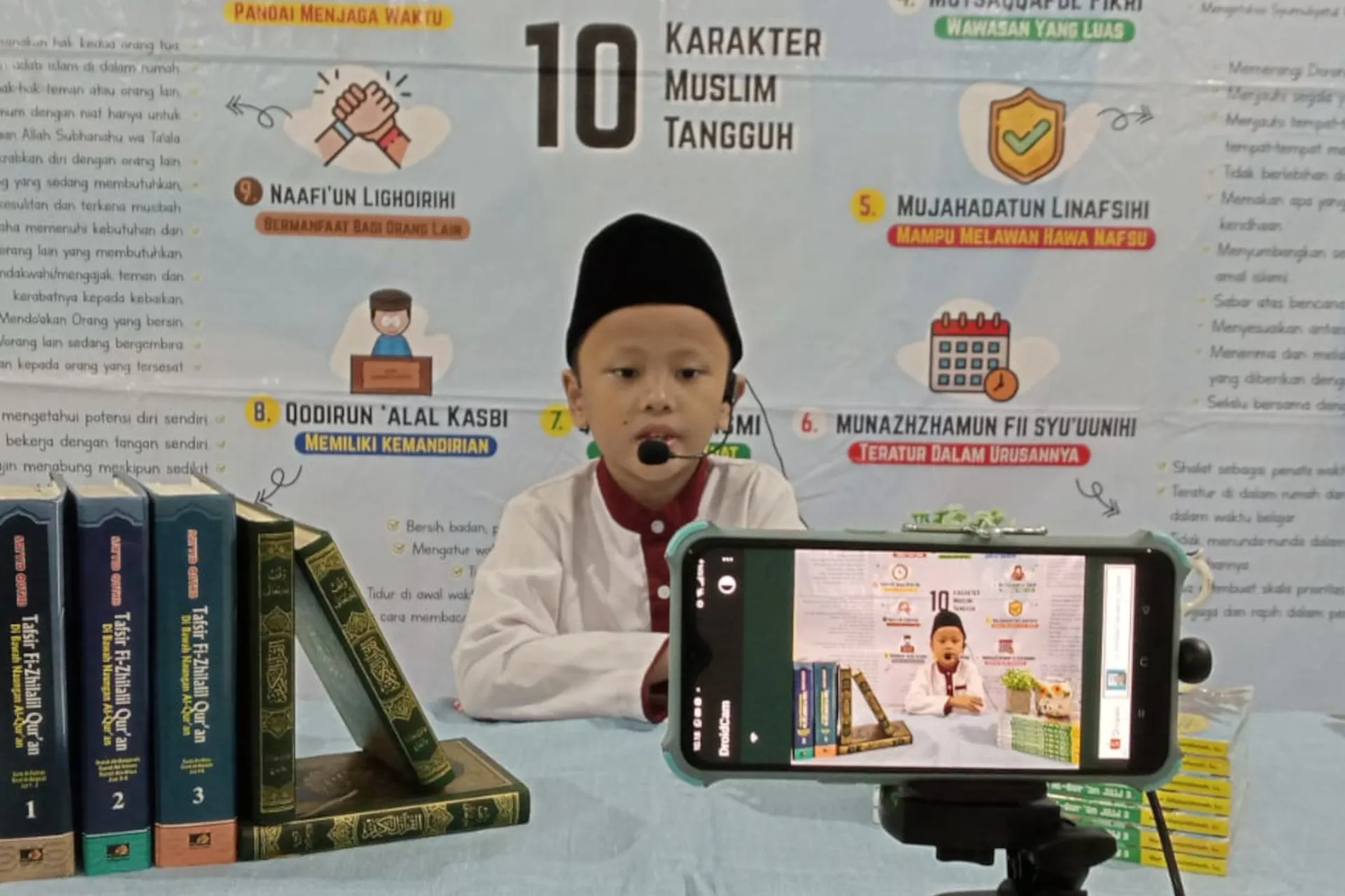 Keceriaan para santri dalam kegiatan di luar kelas.